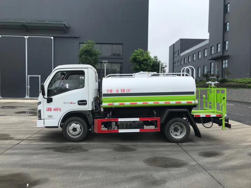 2.5方跃进洒水车
